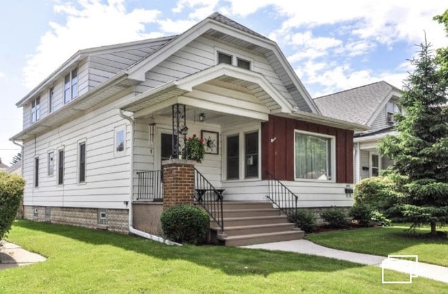 2040 S 74th St, Unit Upper in West Allis, WI - Building Photo - Building Photo