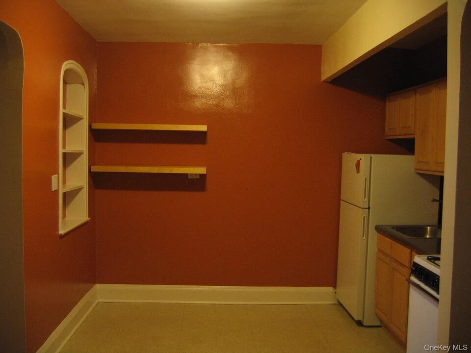 221 E 18th St in Brooklyn, NY - Building Photo