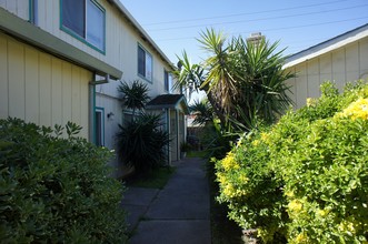 7523-7527 Karlsberg Cir in Stockton, CA - Foto de edificio - Building Photo