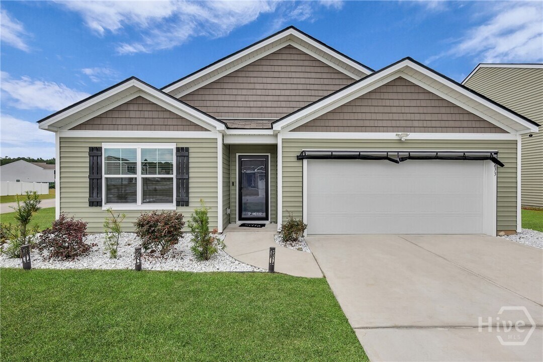 233 Caribbean Village Dr in Guyton, GA - Building Photo