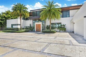 7210 S Prestwick Pl in Miami Lakes, FL - Building Photo - Building Photo
