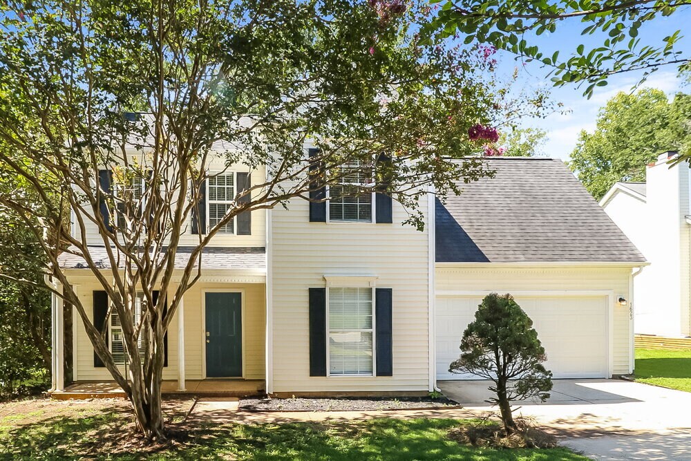 1623 Oak Knoll Ln in Charlotte, NC - Building Photo