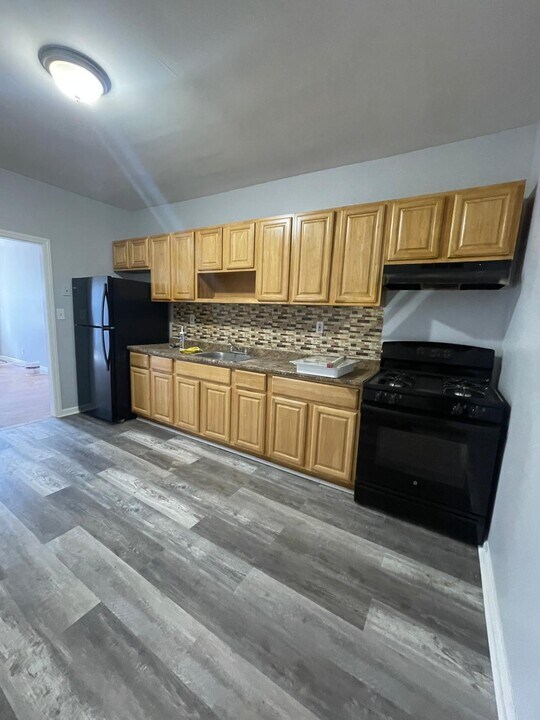 49 Lembeck Ave, Unit 2 in Jersey City, NJ - Foto de edificio