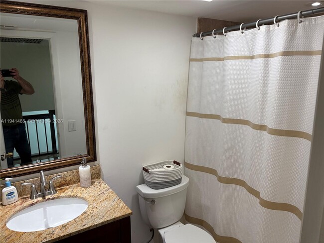 1011 N Hiatus Rd in Pembroke Pines, FL - Building Photo - Building Photo