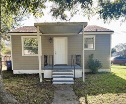 2501 Delille St in Chalmette, LA - Building Photo