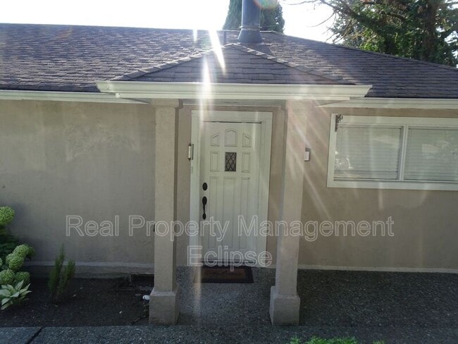 6061 NE 135th St in Kirkland, WA - Building Photo - Building Photo