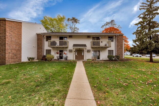 Silver Creek Apartments in Woodstock, IL - Foto de edificio - Building Photo