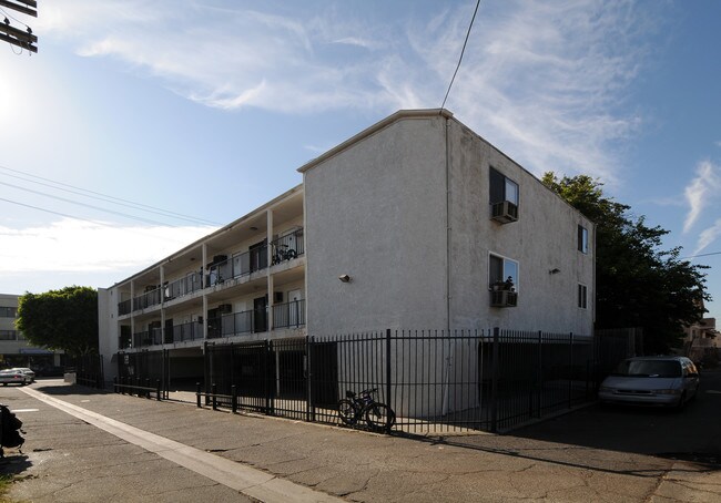 6745 Laurel Canyon Blvd in Los Angeles, CA - Building Photo - Building Photo