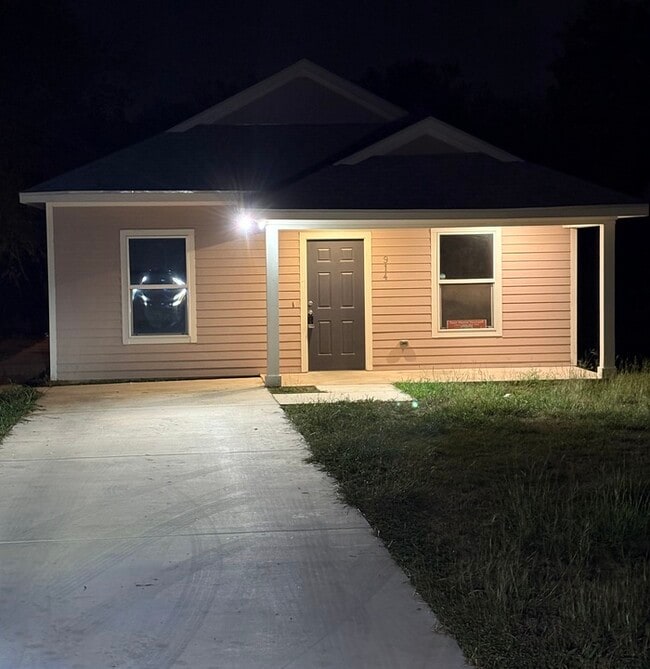 property at 914 Country Club Dr