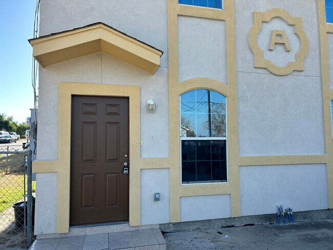 2901 S Martin Ave in Laredo, TX - Building Photo - Building Photo