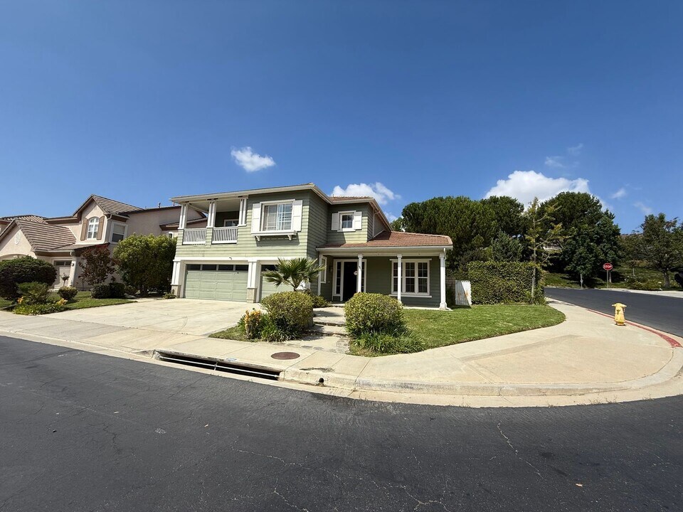 295 Knoll Ridge Rd in Simi Valley, CA - Foto de edificio