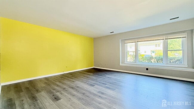 57 La Rue Ln in East Brunswick, NJ - Building Photo - Building Photo