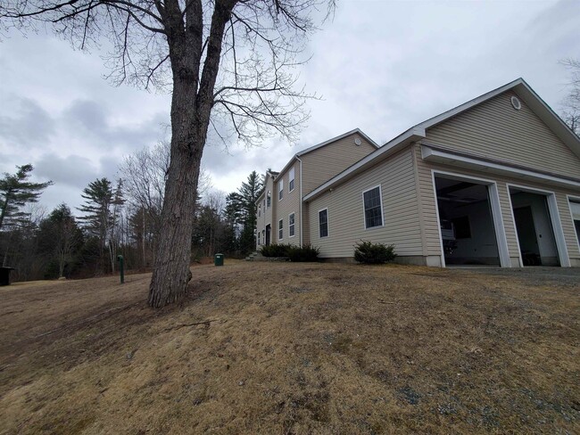 10 Dyer Ln in Canaan, NH - Foto de edificio - Building Photo