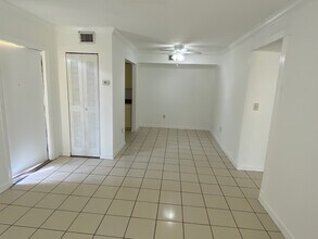 566 NW 114th Ave, Unit 203 in Miami, FL - Building Photo - Building Photo