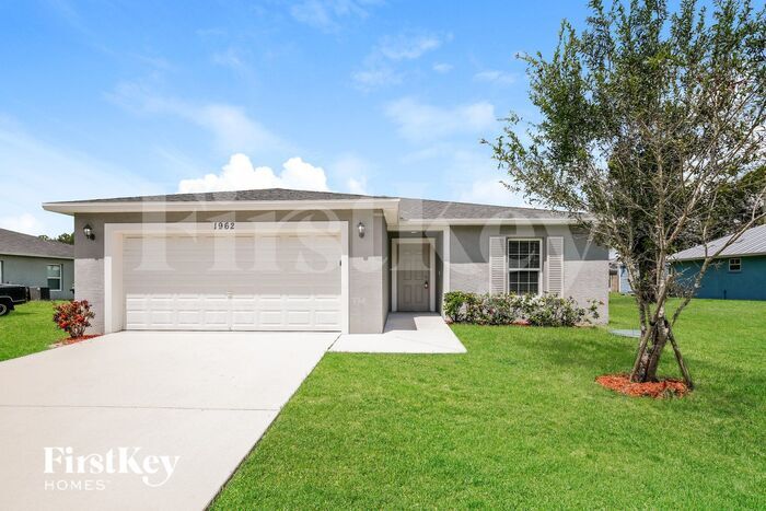 1962 SW Cycle St in Port St. Lucie, FL - Building Photo