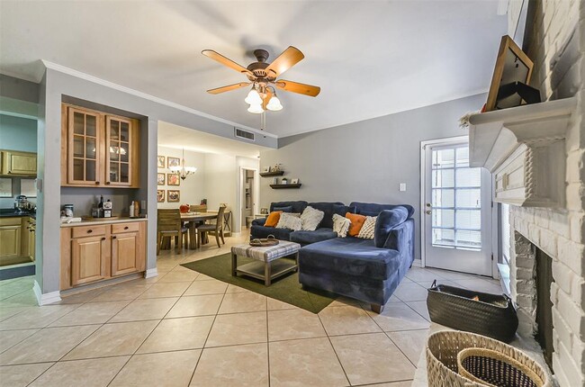 2001 Bering Dr in Houston, TX - Building Photo - Building Photo