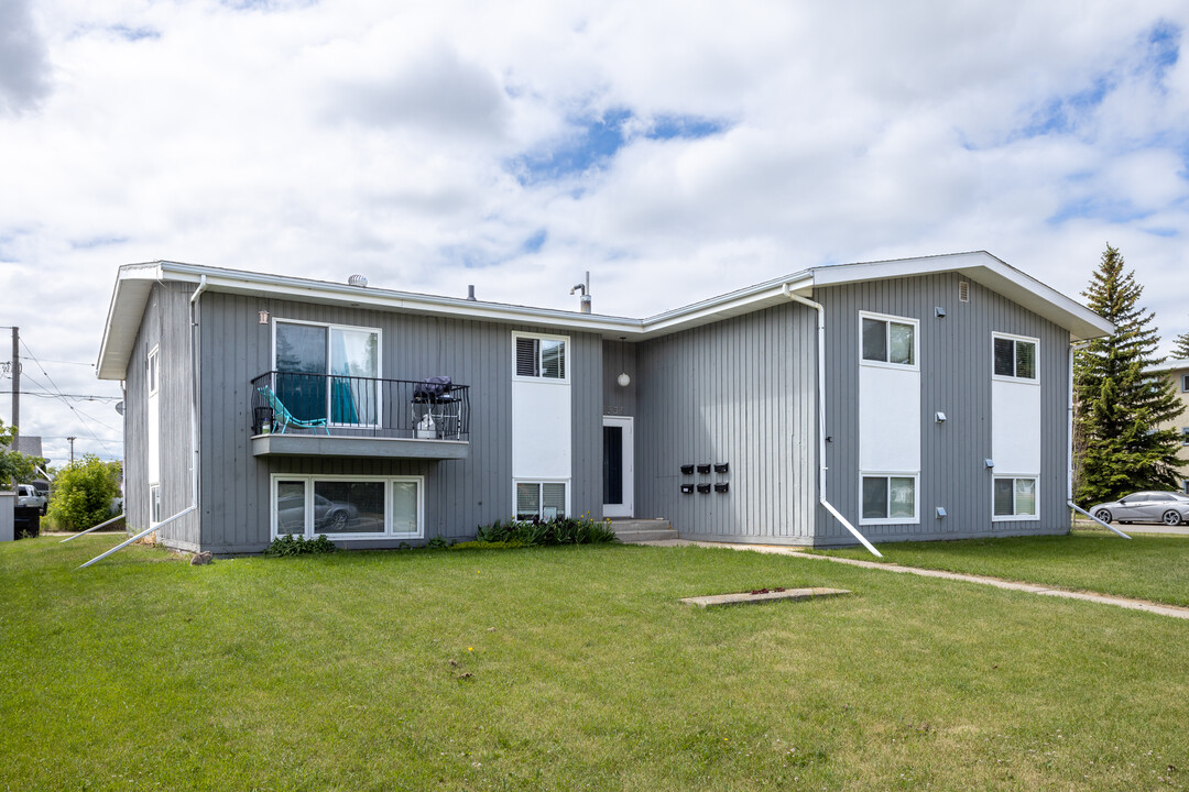 5553 36 St in Red Deer, AB - Building Photo