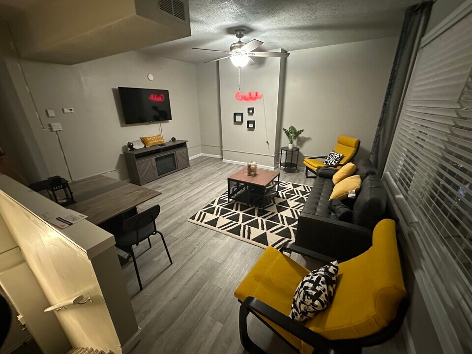 1734 E Carson St, Unit 2nd floor in Pittsburgh, PA - Building Photo