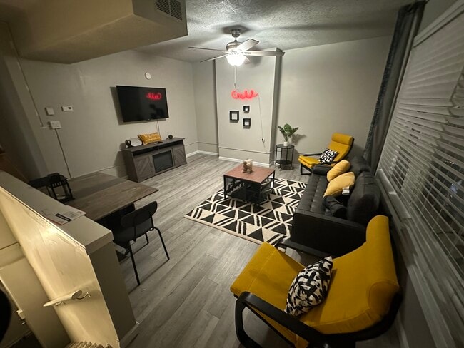 1734 E Carson St, Unit 2nd floor