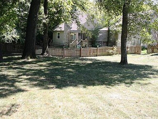2034 Baxter Rd in Chesterfield, MO - Foto de edificio - Building Photo