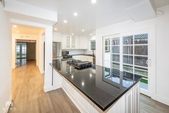 13942 Mango Dr in Del Mar, CA - Foto de edificio - Building Photo