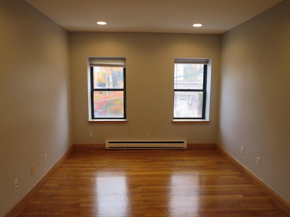 42 Ivaloo St, Unit 6 in Somerville, MA - Building Photo