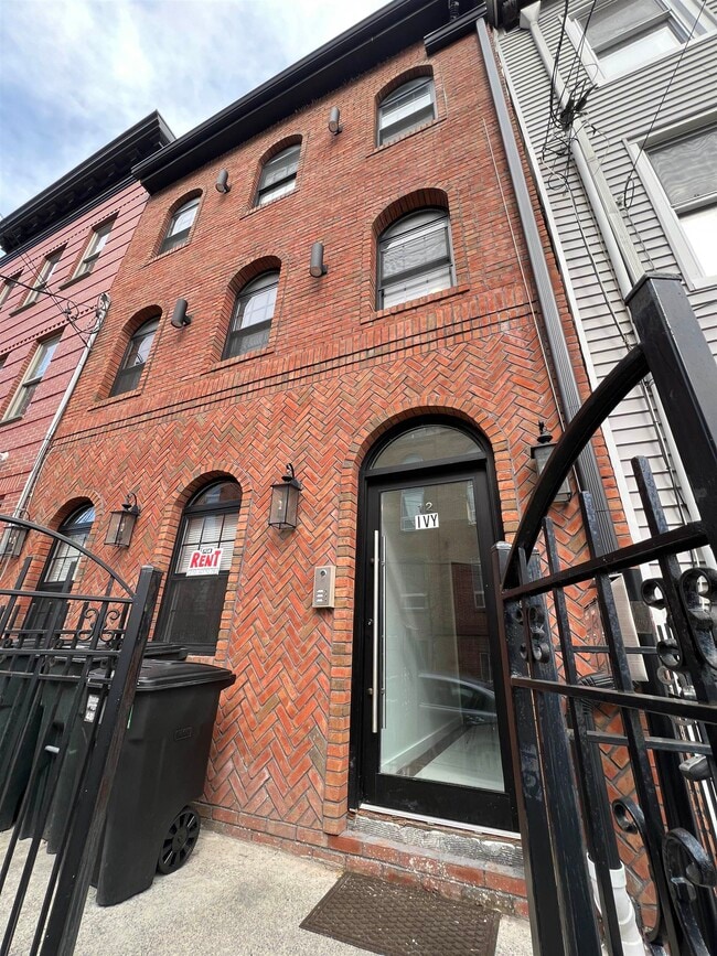 property at 12 Ivy Pl