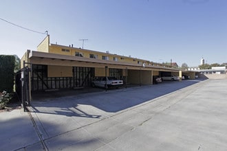 Hacienda Franciscan in Garden Grove, CA - Foto de edificio - Building Photo