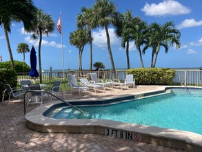 4822 Ocean Blvd in Siesta Key, FL - Foto de edificio - Building Photo