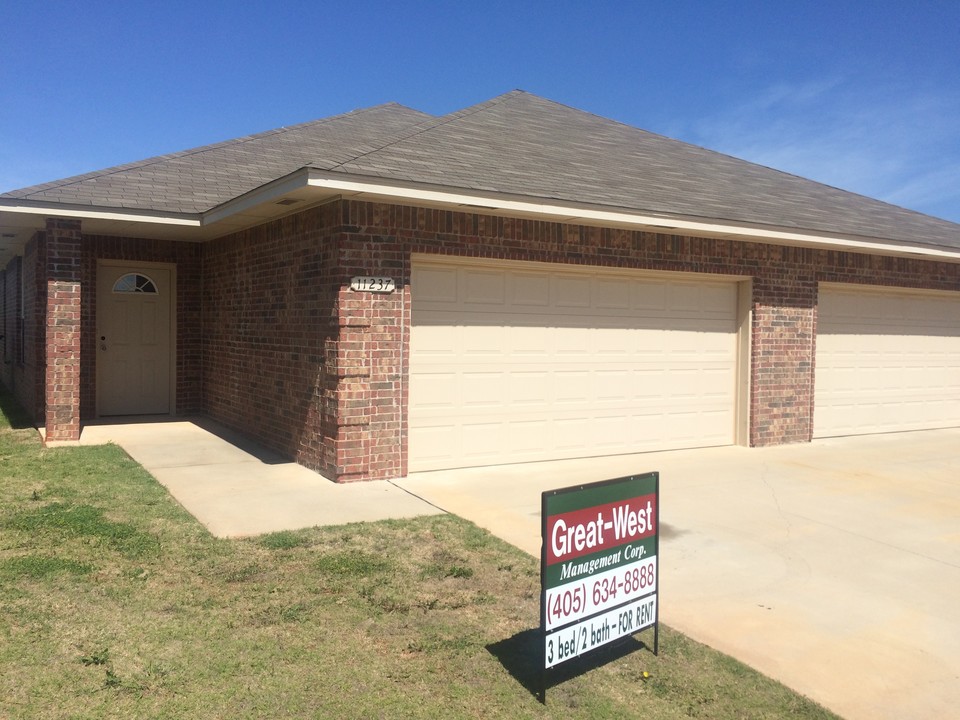 Duplex Portfolio in Yukon, OK - Building Photo