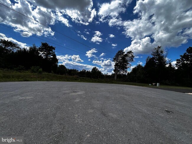 220 Gentle Breeze Dr in Bunker Hill, WV - Building Photo - Building Photo