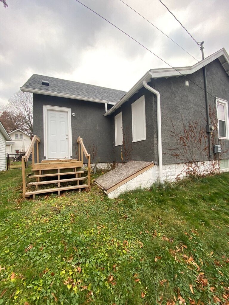 2715 Carey Ave Rentals in Davenport, IA