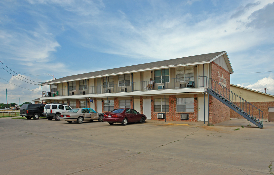 Foxhole Apartments in Lubbock, TX - Building Photo