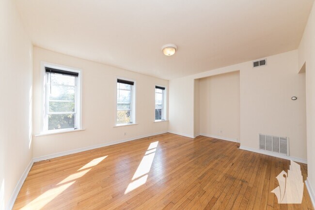 3010 N Whipple St, Unit 001 in Chicago, IL - Building Photo - Building Photo