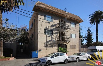 647 W 18th St in Los Angeles, CA - Building Photo - Building Photo