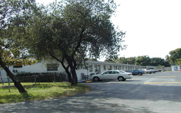 4651-4701 SW 32nd Ave in Dania, FL - Foto de edificio - Building Photo