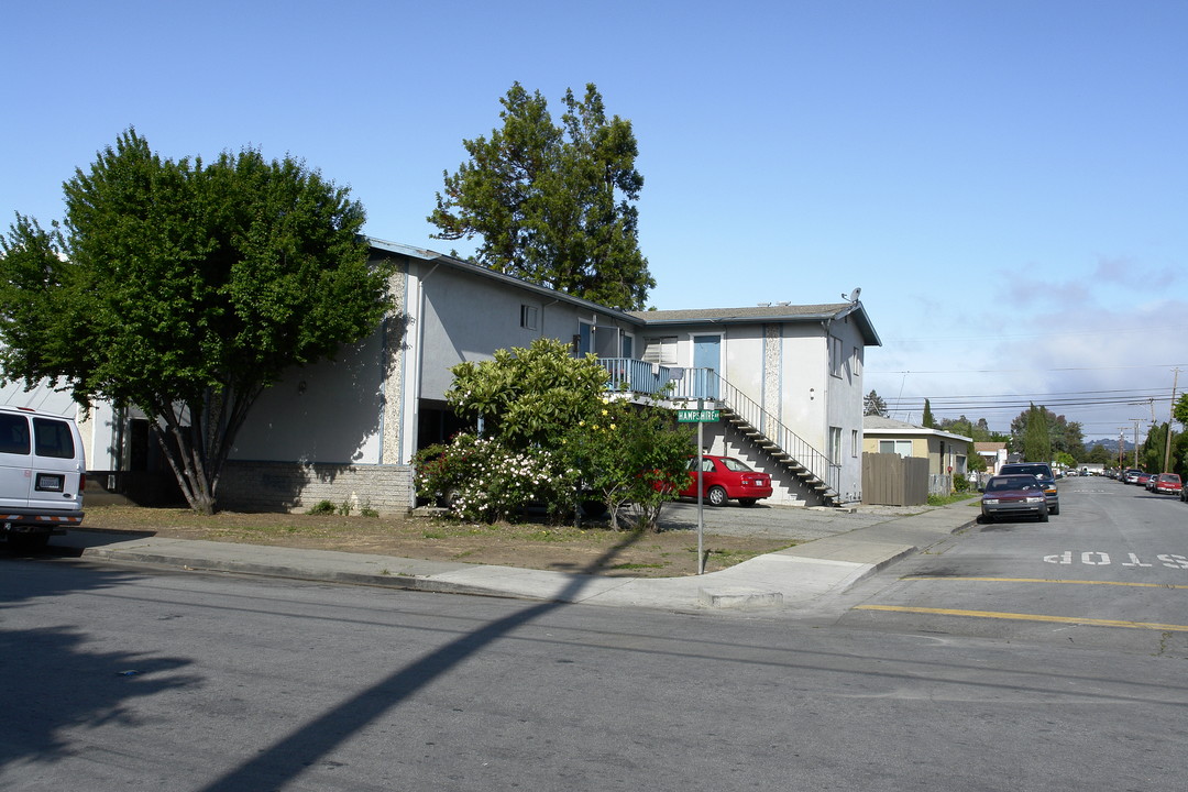 593 Hampshire Ave in Redwood City, CA - Building Photo