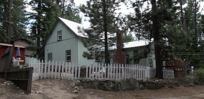 3588 Mackedie Way S in South Lake Tahoe, CA - Foto de edificio - Building Photo