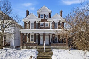 2209-2211-2211 Summit St in Columbus, OH - Building Photo