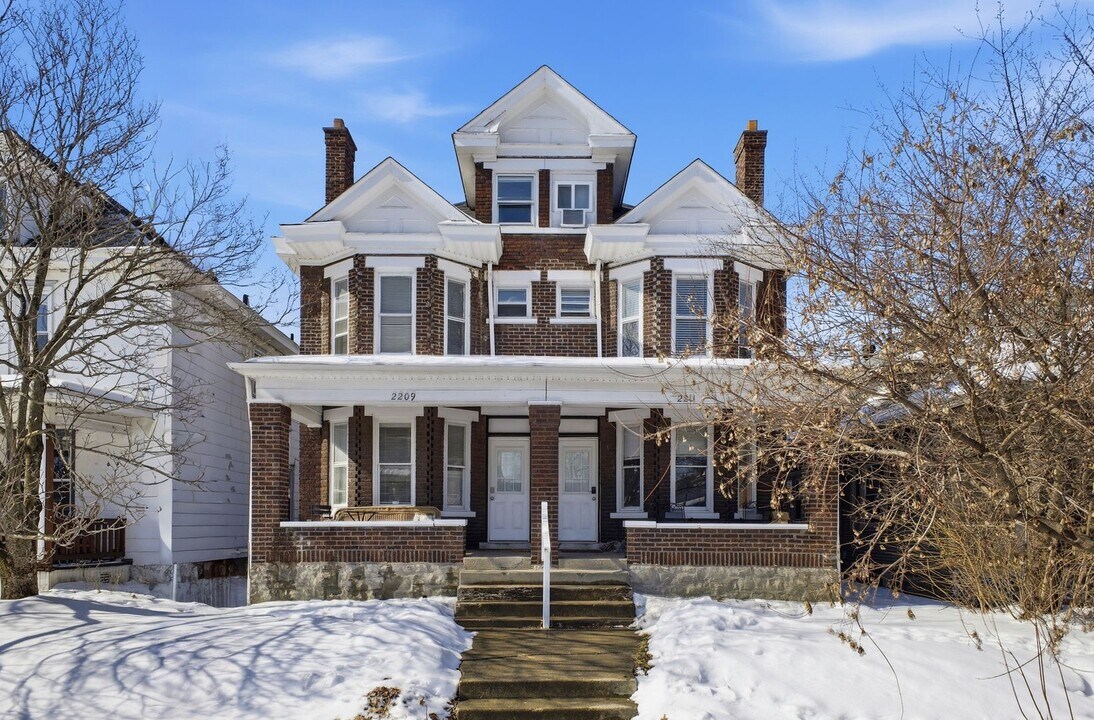 2209-2211-2211 Summit St in Columbus, OH - Building Photo