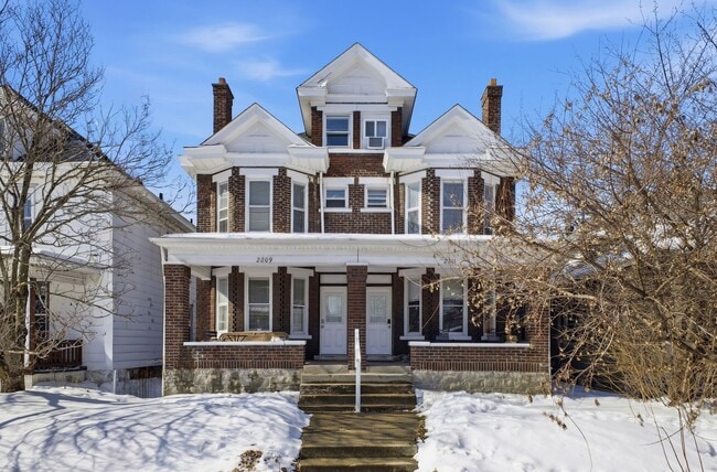 2209-2211-2211 Summit St