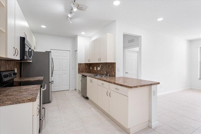 3561 Forest Hill Blvd in West Palm Beach, FL - Building Photo - Building Photo