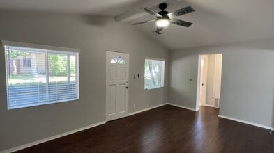 2406 Fairway Ave in Montrose, CA - Building Photo - Building Photo