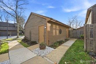 85 Laurel Hollow Ct in Edison, NJ - Building Photo - Building Photo