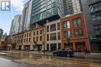327 King St W in Toronto, ON - Building Photo - Building Photo