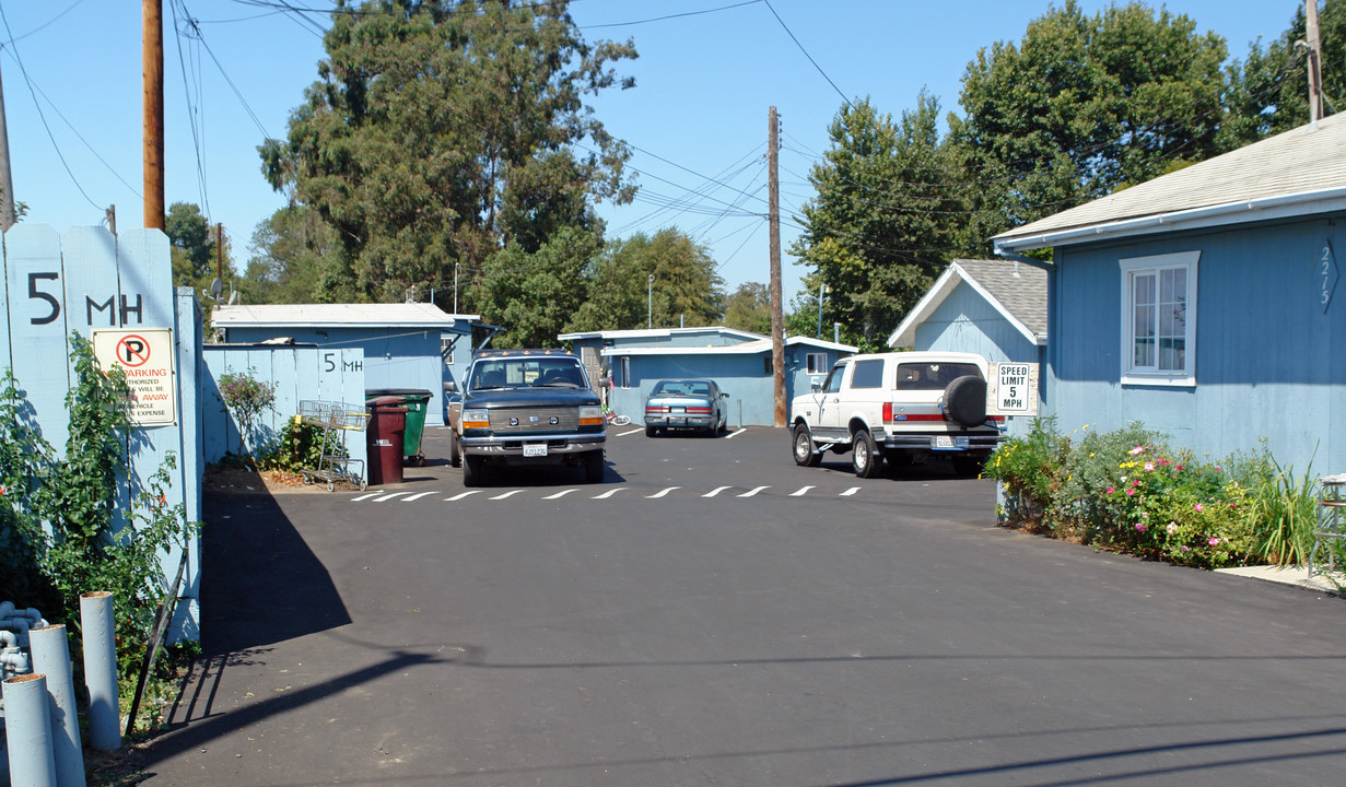 2215 E Lake Ave in Watsonville, CA - Foto de edificio