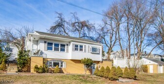 301 Riverview Rd in Pompton Lakes, NJ - Building Photo