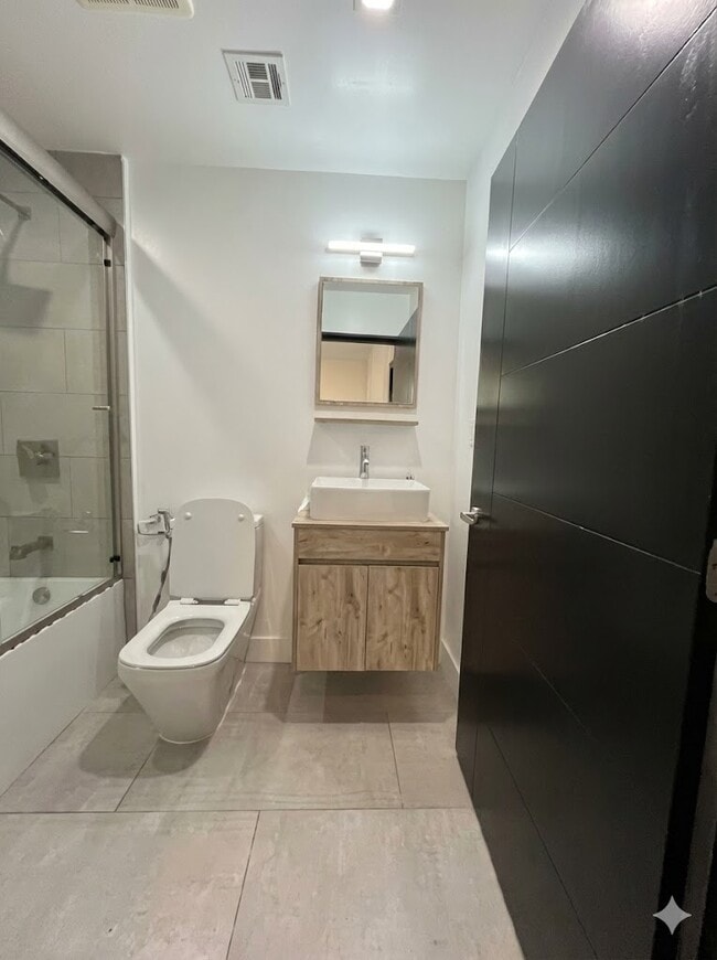 5749 Larryan Dr in Los Angeles, CA - Building Photo - Building Photo