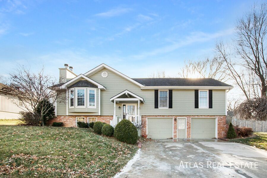 304 NW Pecan St in Blue Springs, MO - Building Photo