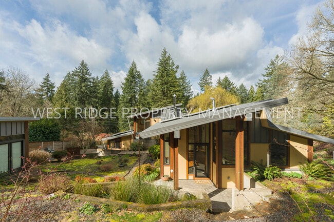 9310 SW 8th Dr in Portland, OR - Building Photo - Building Photo